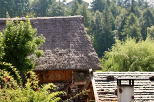 Duregg Hof Afing Stiftung Steinkeller Strohdach Sanierung Südtirol Bauernhof